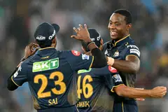 குஜராத் டைட்டன்ஸ் அணி வேகப் பந்துவீச்சாளர் ககிசோ ரபாடா தமது தாய்நாடான தென்னாப்பிரிக்காவிற்குத் திரும்பியுள்ளார்.