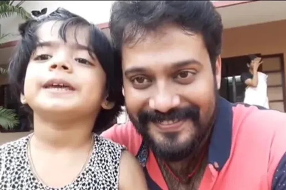 சிறு வயது அவந்திகாவுடன் பாலா. 
