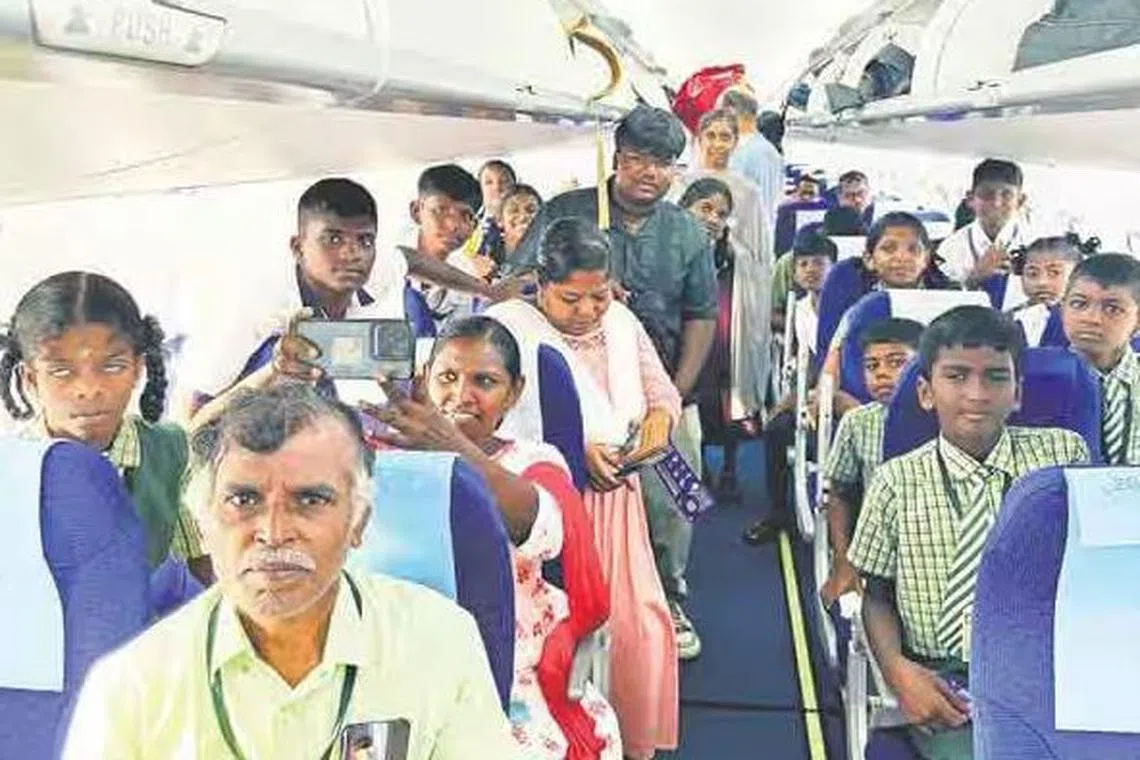 சொந்தச் செலவில் மாணவர்களை விமானத்தில் அழைத்துச் சென்ற தலைமை ஆசிரியர்