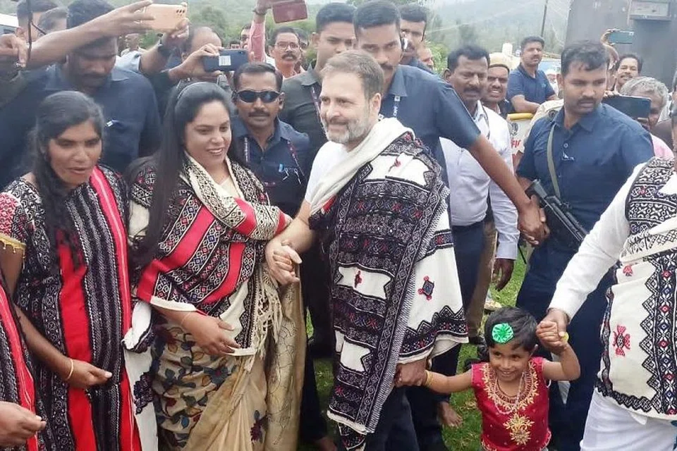 பழங்குடியின மக்களுடன் இணைந்து நடனமாடிய ராகுல் காந்தி.