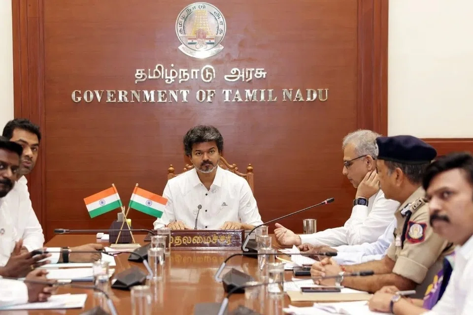 தமிழ்நாட்டில் சில அமைச்சர்களின் செயல்பாடுகள் திருப்திகரமாக இல்லாததால் அவர்களைப் பொறுப்பிலிருந்து விடுவித்துவிட்டு, புதிய முகங்களுக்கு வாய்ப்பளிக்கத் தலைமை தீவிர ஆலோசனையில் ஈடுபட்டு வருவதாகச் செய்திகள் தெரிவிக்கின்றன.