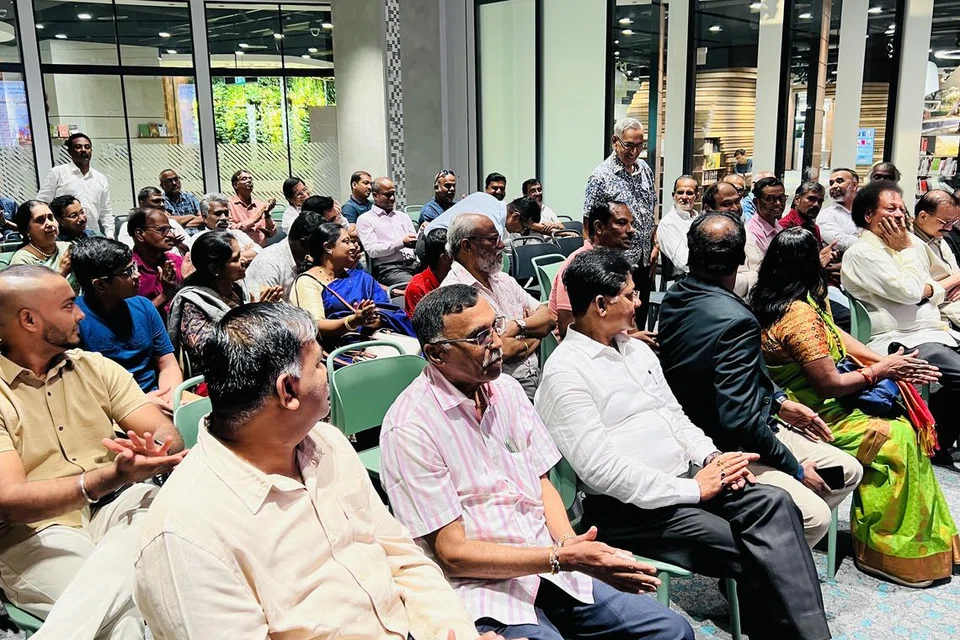 நூல் வெளியீட்டுக்காகப் பன்னாடுகளிலிருந்தும் தமிழர்கள் கூடினர்.
