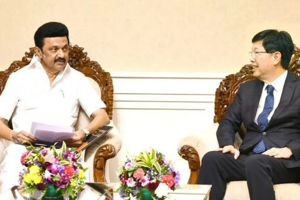 தமிழக முதல்வர் மு.க.ஸ்டாலினுடன் ஃபாக்ஸ்கான் குழுமத் தலைவர் யங் லியு.