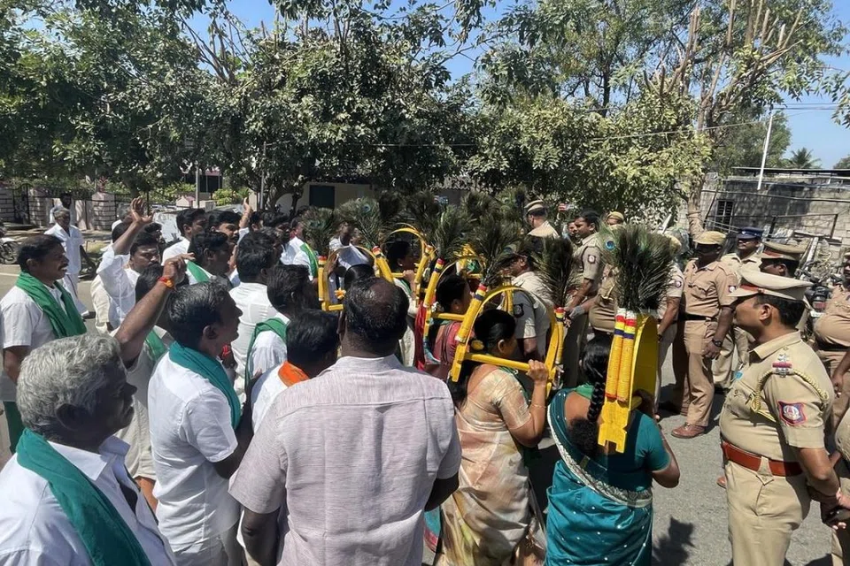 மதுரையில் 144 தடை உத்தரவு பிறப்பிக்கப்பட்டிருப்பதைச் சுட்டிக்காட்டிய காவல்துறையினர், பாஜகவினரைத் தடுத்து நிறுத்தியதால் பரபரப்பு ஏற்பட்டது.