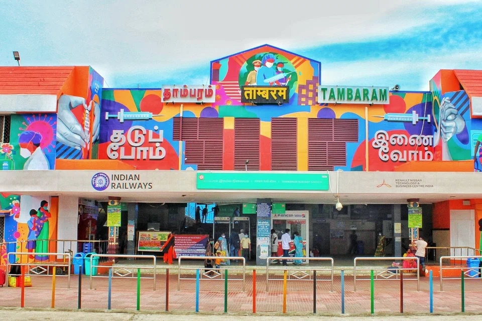 புதிதாக அமைக்கப்பட்டு வரும் நடைமேம்பாலத்துடன் இணைக்கப்படும் 10 நகரும் படிக்கட்டுகளின் கட்டமைப்புப் பணிகள் முழுவீச்சில் நடைபெற்று வருகின்றன.