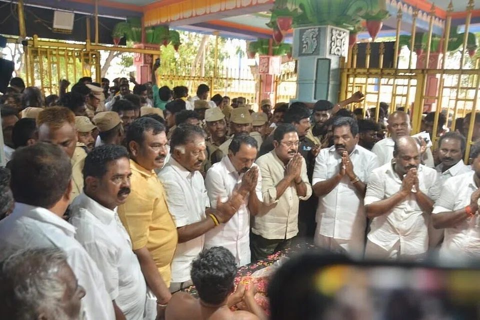 பசும்பொன் முத்துராமலிங்கத் தேவர் நினைவிடத்தில்  ஓ.பன்னீர்செல்வம், செங்கோட்டையன், டிடிவி தினகரன் மூவரும் கூட்டாக மரியாதை செலுத்தினர்.