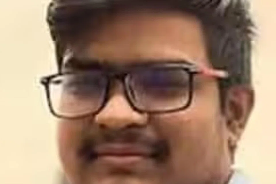 மாணவர் நவீன்.
