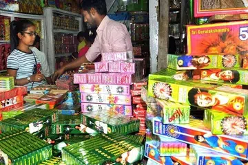 சுற்றுச்சூழலுக்கு உகந்தவை எனப் பசுமை பட்டாசுகளை நிபுணர்களில் ஒரு தரப்பினர் கூறுகின்றனர்.