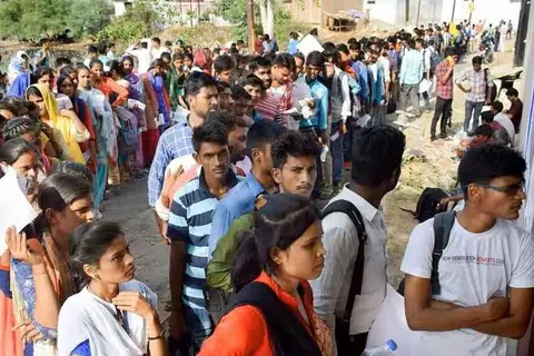 வெளிநாடுகளில் வசிப்போரும் வெளிநாடுகளிலிருந்து திரும்பியோரும் வேலைக்காகப் பதிவுசெய்யலாம் என கேரள முதல்வர் பினராயி விஜயன் அறிவித்துள்ளார். கோப்புப்படம்: பிடிஐ