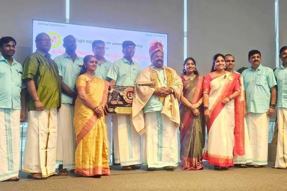கவிஞர் மகுடேசுவரனுக்குப் பொன்விழா எடுத்து அவருடைய மாணவர்கள் சிறப்பித்தனர்.