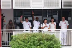 வேட்புமனுத் தாக்கலுக்குப் பிறகு ஆதரவாளர்களை சந்தித்த வெஸ்ட் கோஸ்ட் - ஜூரோங் வெஸ்ட் குழுத்தொகுதியின் மக்கள் செயல் கட்சி வேட்பாளர்கள்.