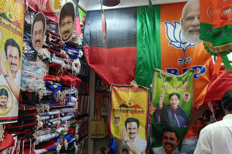 தமிழகத்தில் கட்சிக் கொடிகள், சின்னங்களை 25 ஆண்டுகளுக்கு மேலாக விற்பனை செய்து வரும் கடைகள் உள்ளன.