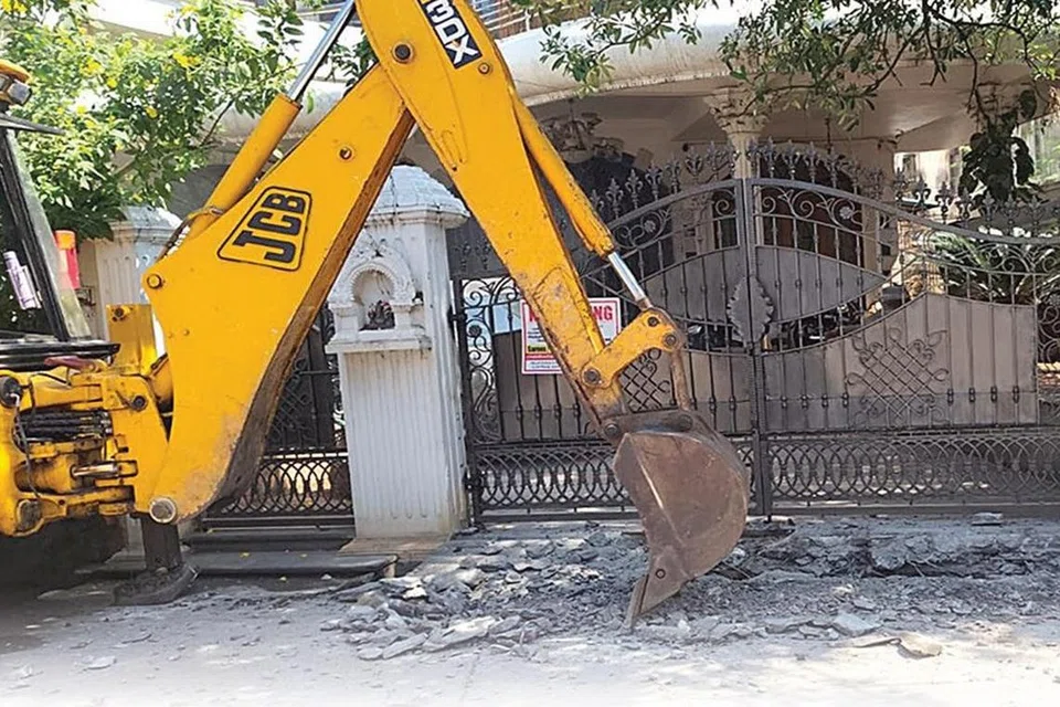 பண்ருட்​டி நகராட்சியில், ஒரு வீட்டின் முன்பு பள்ளம் தோண்டப்படுகிறது.