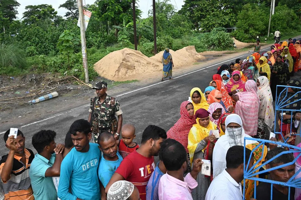 மேற்கு வங்க மாநிலம் கோல்கத்தா நகரில் நடைபெறும் உள்ளாட்சித் தேர்தலில் மக்கள் வாக்களிக்க, துணை ராணுவப் படையைச் சேர்ந்து ஒருவர் பாதுகாப்புப் பணியில் ஈடுபட்டுள்ளார். 