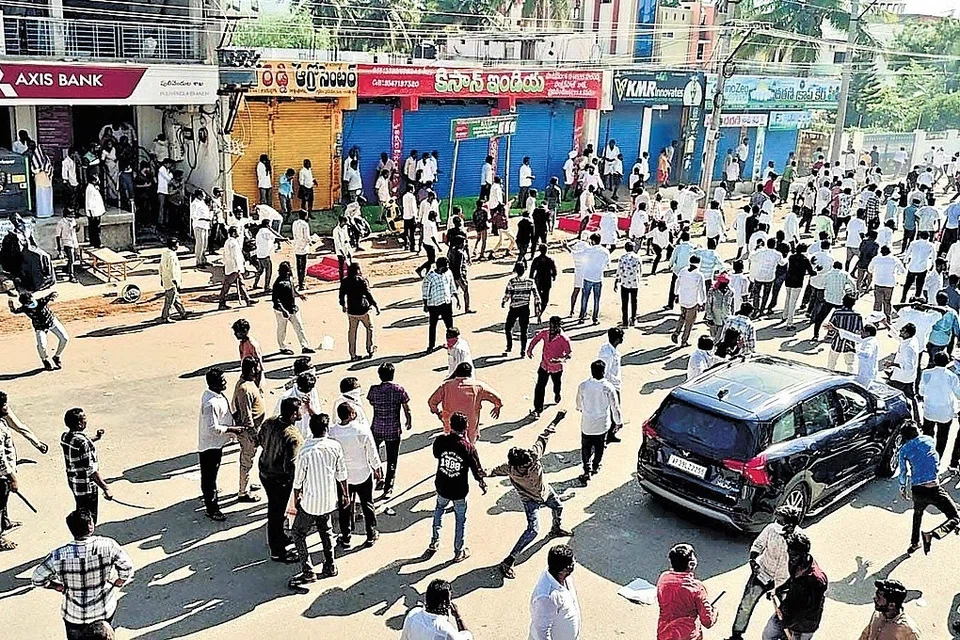 வன்முறை சம்பவங்களைத் தொடர்ந்து, பதற்றமான பகுதிகளில் கூடுதல் காவல்துறையினர் குவிக்கப்பட்டு பாதுகாப்பு பலப்படுத்தப்பட்டுள்ளது.