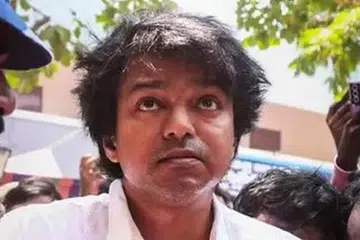 வாக்களித்துவிட்டு வாக்குச்சாவடியைவிட்டு பாதுகாப்புடன் வெளியேறும் நடிகர் விஜய்.