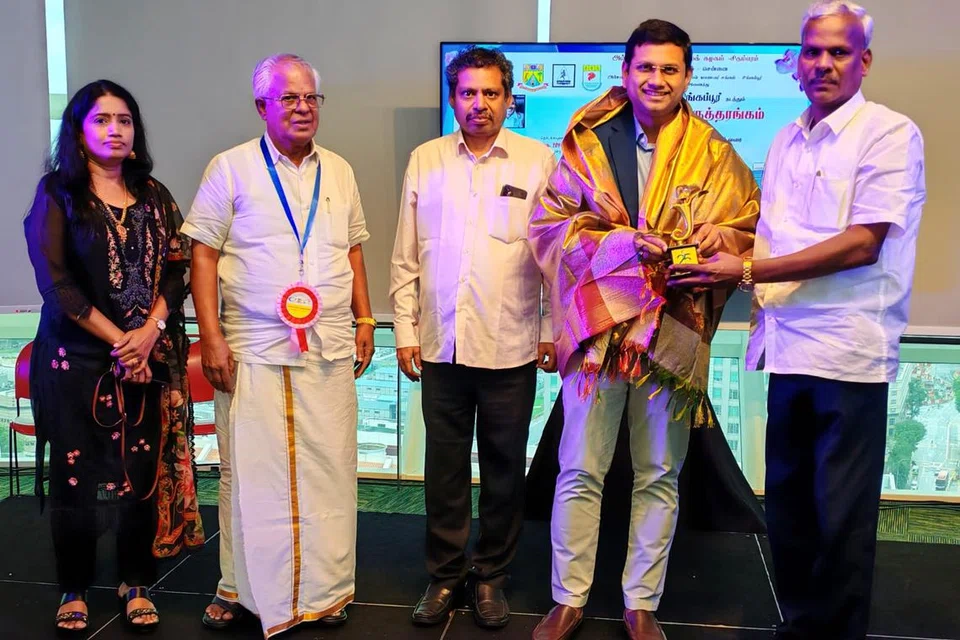(இடமிருந்து) கவிமாலை தலைவர் இன்பா, காப்பாளர் மா.அன்பழகன், சென்னை கலைஞன் பதிப்பக உரிமையாளர் நந்தன் மாசிலாமணி, நாடாளுமன்ற முன்னாள் நியமன உறுப்பினர் முகம்மது இர்ஷாத், அண்ணாமலை பல்கலைக்கழகப் பேராளர் முதுமுனைவர் அரங்கபாரி.