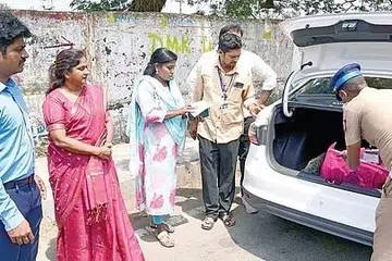 மாவட்டத் தேர்தல் அலுவலர் தலைமையில் சென்னை சிட்லப்பாக்கம் பகுதிகளில் வாகனச் சோதனை நடத்தப்பட்டது.