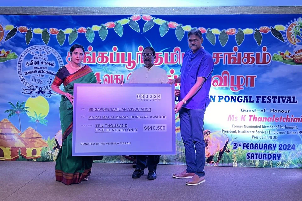 திருவாட்டி வெண்ணிலா மாறன் (இடம்) வழங்கிய $10,500 காசோலையை சிங்கப்பூர் தமிழர் சங்கத்தின் சார்பாகப் பெற்ற சிங்கப்பூர் தமிழர் சங்கத் தலைவர் ஜான் ராகவன் (நடுவில்), துணைத் தலைவர் திருச்செல்வம் (வலம்).