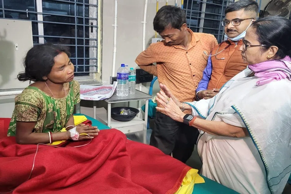 புயலில் படுகாயமடைந்து மருத்துவமனையில் சிகிச்சை பெறும் பெண்ணுக்கு ஆறுதல் கூறிய முதல்வர் மம்தா பானர்ஜி.
