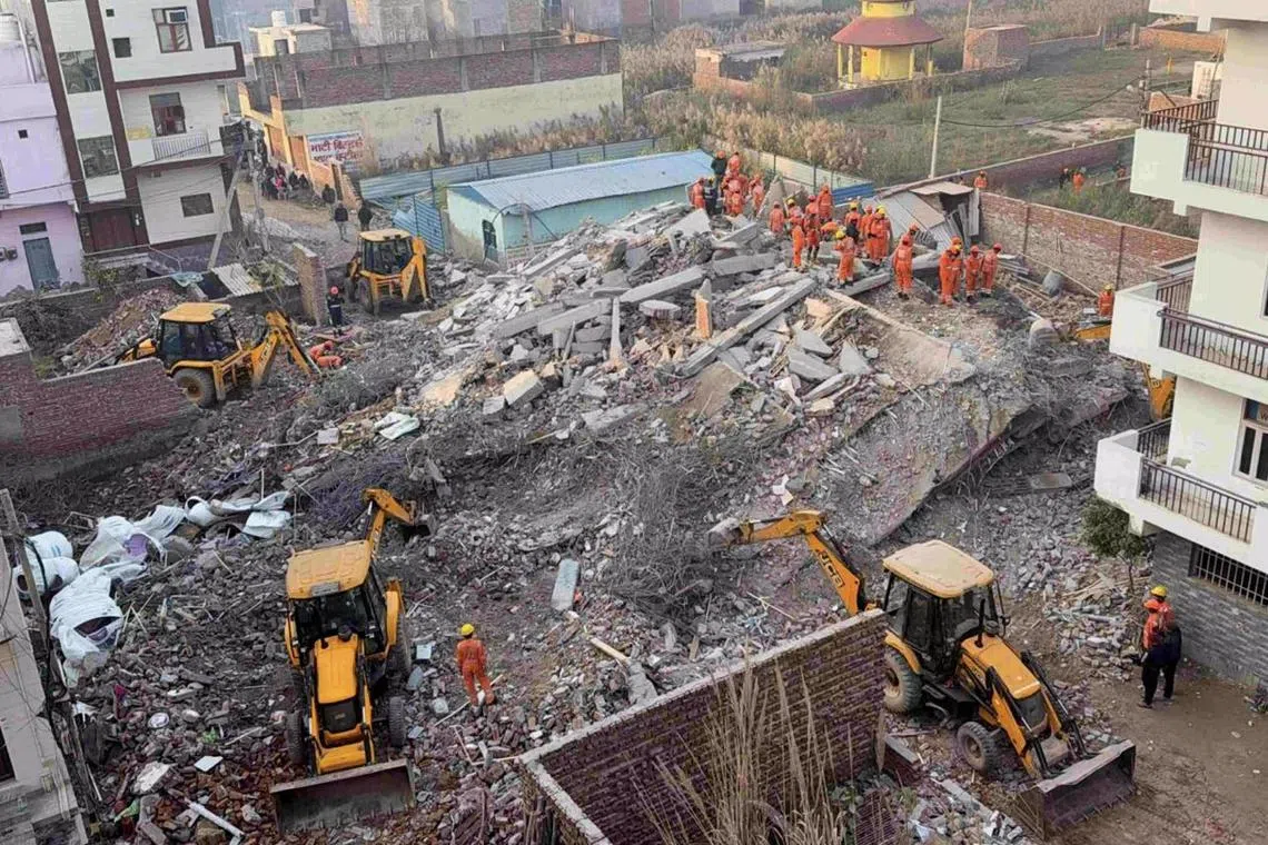 புராரியில் புதுக் கட்டடம் இடிந்து விழுந்தது; இருவர் பலி 