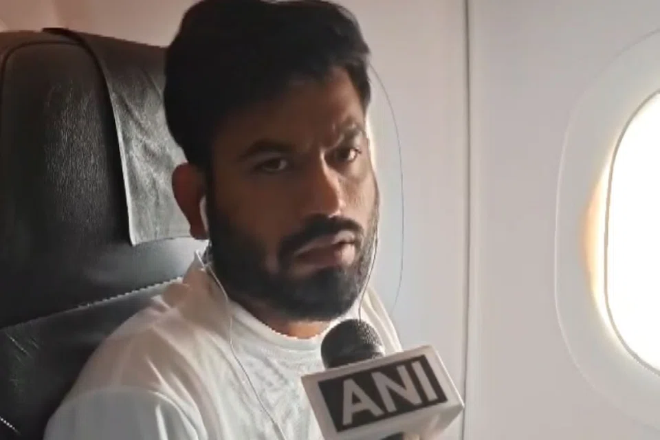 மும்பை விமான நிலையத்தில் செய்தியாளர்களிடம் பேசிய சிஜேபி தலைவர் அபிஜித் தீப்கே எந்த மிரட்டலுக்கும் பணியப்போவதில்லை என்று கூறினார்.