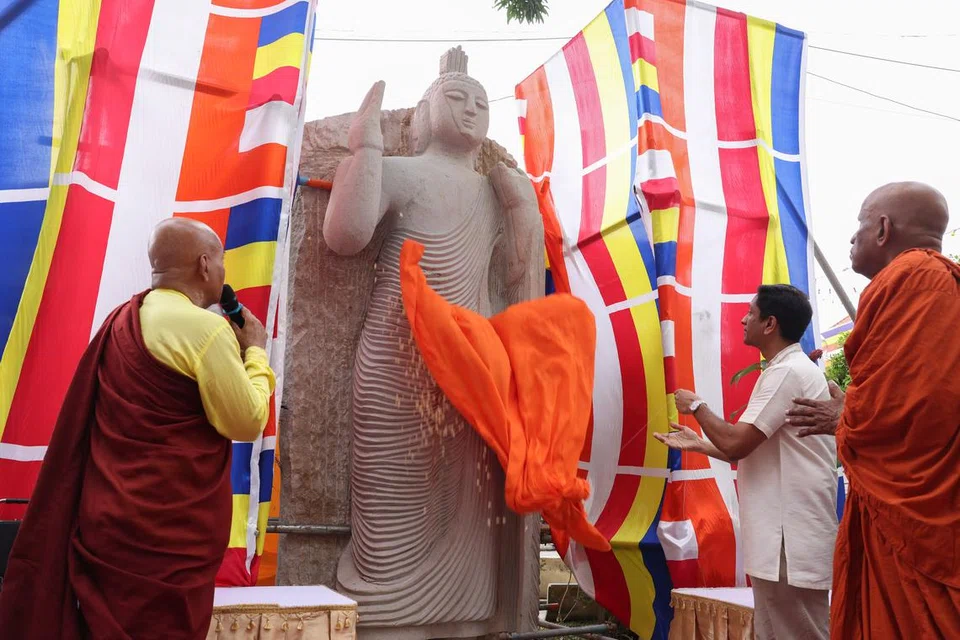 விசாக தினமான திங்கட்கிழமை (மே 12) காலை ஸ்ரீலங்­க­ரா­மையா பௌத்த ஆல­யத்­தில் 16 அடி உயரப் புத்தர் கற்சிலையைத் திறந்துவைத்தார் ஈஸ்ட் கோஸ்ட் குழுத்தொகுதி நாடாளுமன்ற உறுப்பினர் தினே‌ஷ் வாசு தாஸ். 