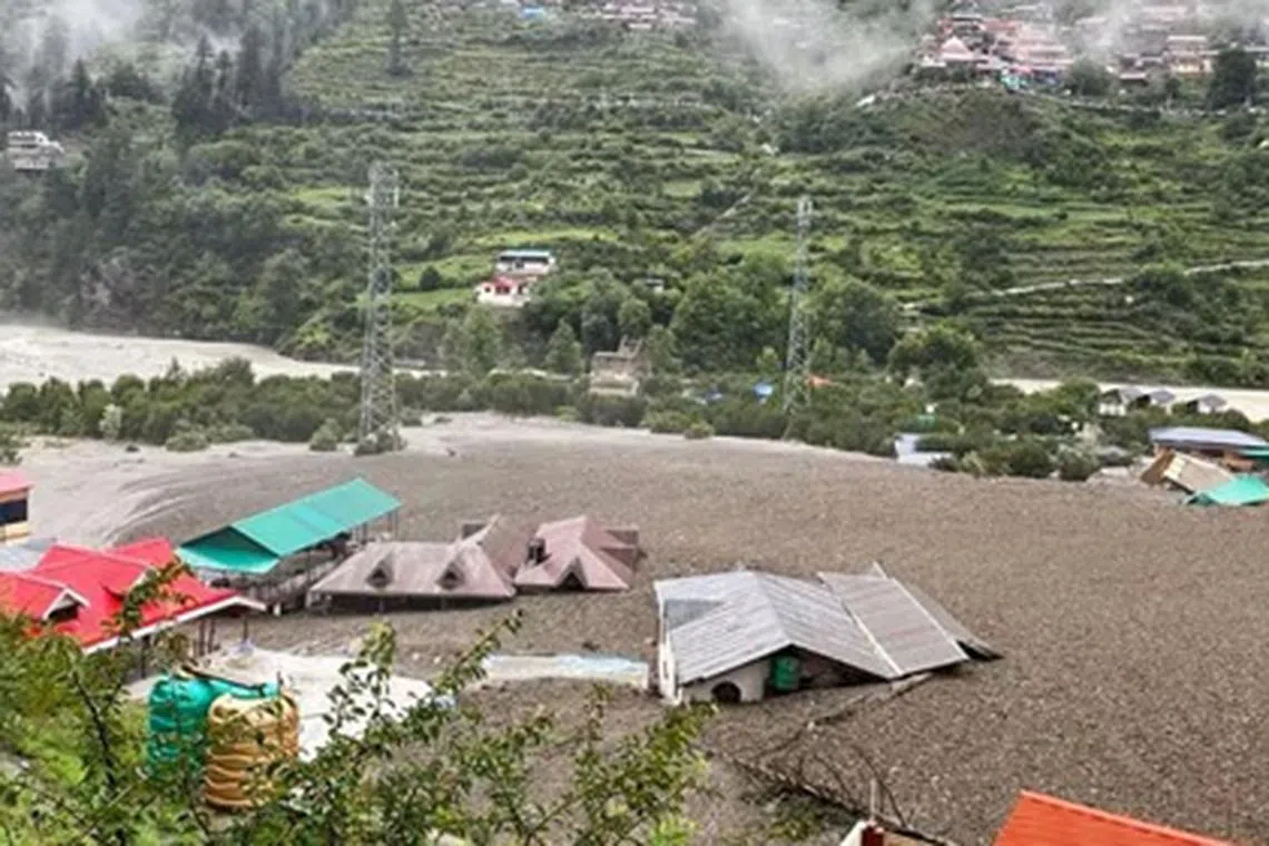 ஊரையே துடைத்தொழித்த வெள்ளப்பெருக்கு, மண்சரிவு