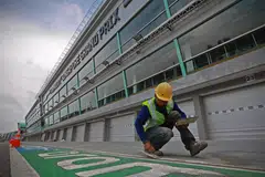 எஃப்1 பந்தயத்துக்கு இன்னும் சில வாரங்கள் மட்டுமே இருக்கும் வேளையில், ஏற்பாட்டுப் பணிகள் திட்டமிட்டபடி நடைபெற்று வருவதாக ஏற்பாட்டாளர்கள் தெரிவித்தனர்.