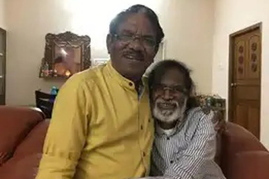 கலங்கி நிற்கும் நண்பரைப் பாட்டுப்பாடி தேற்றிய கங்கை அமரன்