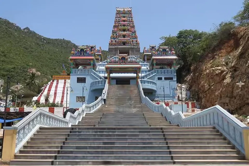 இந்த வேல் ஏறக்குறைய இரண்டரை அடி உயரம் கொண்டது என்றும் இதன் மதிப்பு ரூ.4 லட்சம் என்றும் கூறப்படுகிறது.