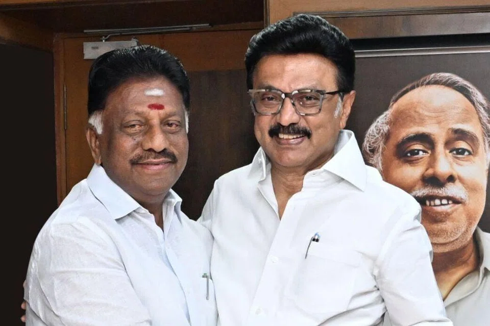 திமுக தலைவரும் தமிழக முதல்வருமான மு.க.ஸ்டாலின் முன்னிலையில் அக்கட்சியில் இணைந்தார் முன்னாள் முதல்வர் ஓ. பன்னீர்செல்வம்.