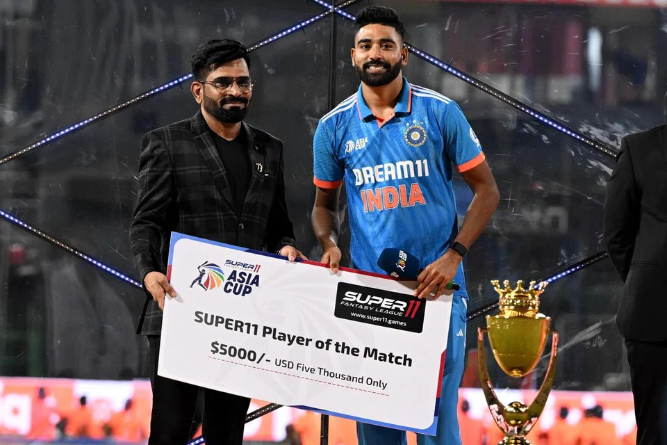 ஆசியக் கிண்ண கிரிக்கெட் இறுதிப் போட்டியில் ஆட்ட நாயகன் விருது வென்ற இந்தியாவின் முகம்மது சிராஜ்.