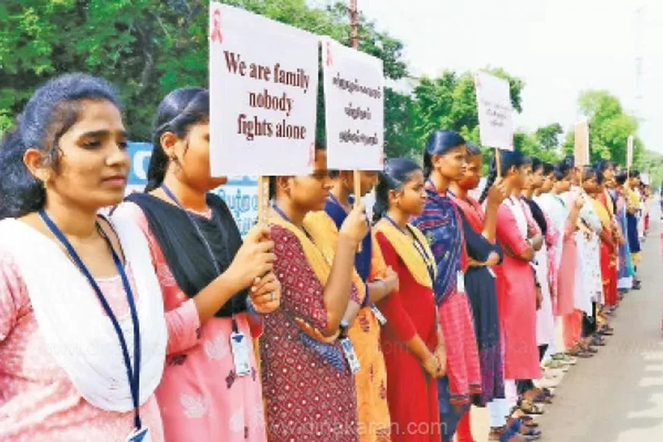 புற்றுநோய் விழிப்புணர்வு மனித சங்கிலியில் கலந்துகொண்ட பெண்கள்.