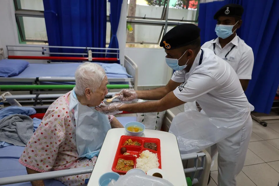 இந்தியக் கடற்படையின் முதல் பயிற்சிப் பிரிவு (1TS) அதிகாரிகள், சொங் பாங்கில் உள்ள ஸ்ரீ நாராயண மிஷன் தாதிமை இல்லத்தைச் சேர்ந்தோருக்கு உணவை அன்போடு ஊட்டிவிட்டனர்.