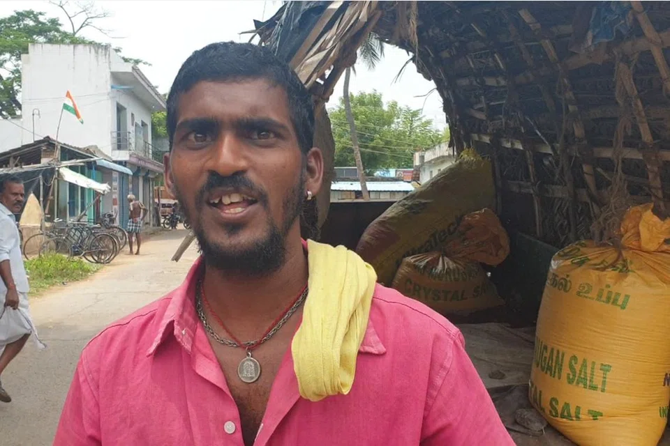 மூன்று அல்லது நான்கு உப்பு மூட்டைகள் வண்டியில் எந்த நேரத்திலும் இருக்கும் என்று திரு கோவிந்தராஜ் கூறினார்.