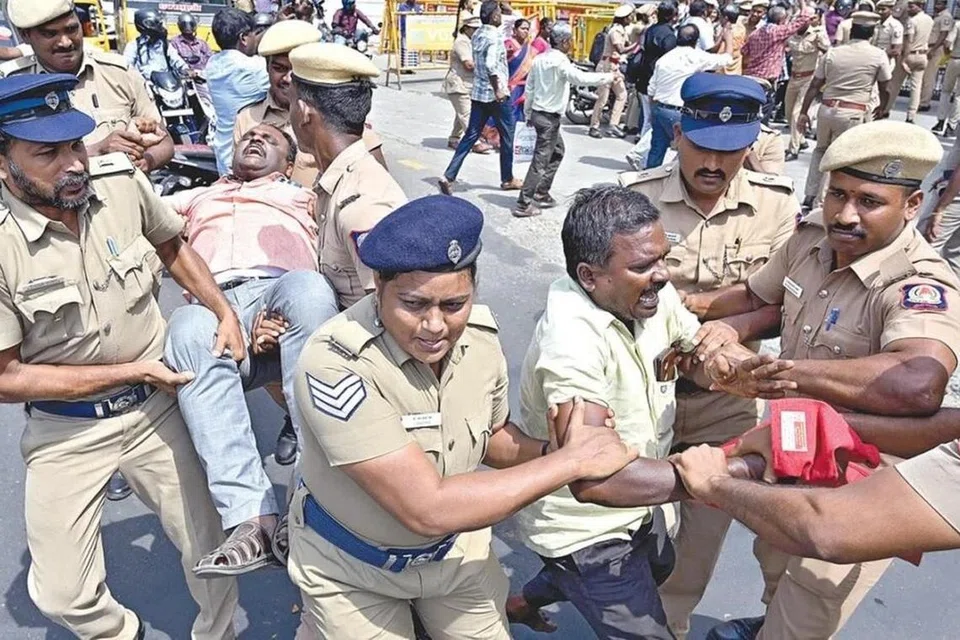 போராட்டத்தில் ஈடுபட்ட ஆசிரியர்கள் கைதுசெய்யப்பட்டனர்.