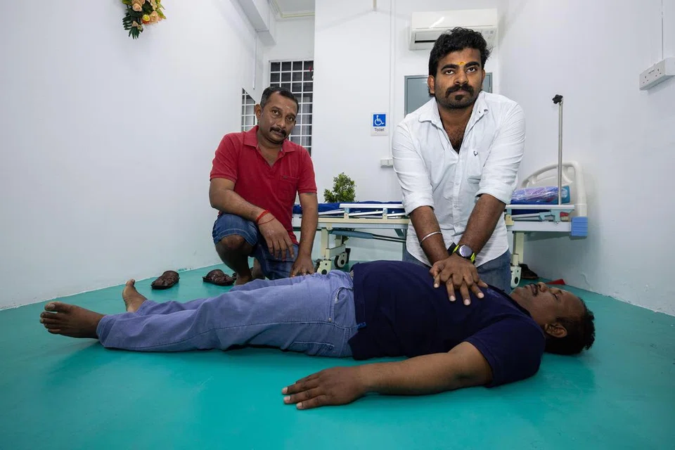 ஜூரோங் ஈஸ்ட்டில் உள்ள தங்குவிடுதியில் இந்திய நாட்டவரான  43 வயது திரு சாமிநாதன் ரகுநாத் இதயச் செயலிழப்பு காரணமாக மாண்டார். சிபிஆர் சிகிச்சை தெரியாததால் அவரை அவர்களது நண்பர்களான 38 வயது திரு மோகன் சதீஷ்குமார் (இடது), 32 வயது திரு கருணாநிதி பிரபாகரன் (வலது), 43 வயது திரு கணபதி கலியமூர்த்தி (படுத்திருப்பவர்) ஆகியோரால் காப்பாற்ற முடியாமல் போனது. தமது நண்பரின் மரணத்தை அடுத்து, இந்த மூவரும் சிபிஆர் சிகிச்சைமுறையைக் கற்றுக்கொண்டனர்.