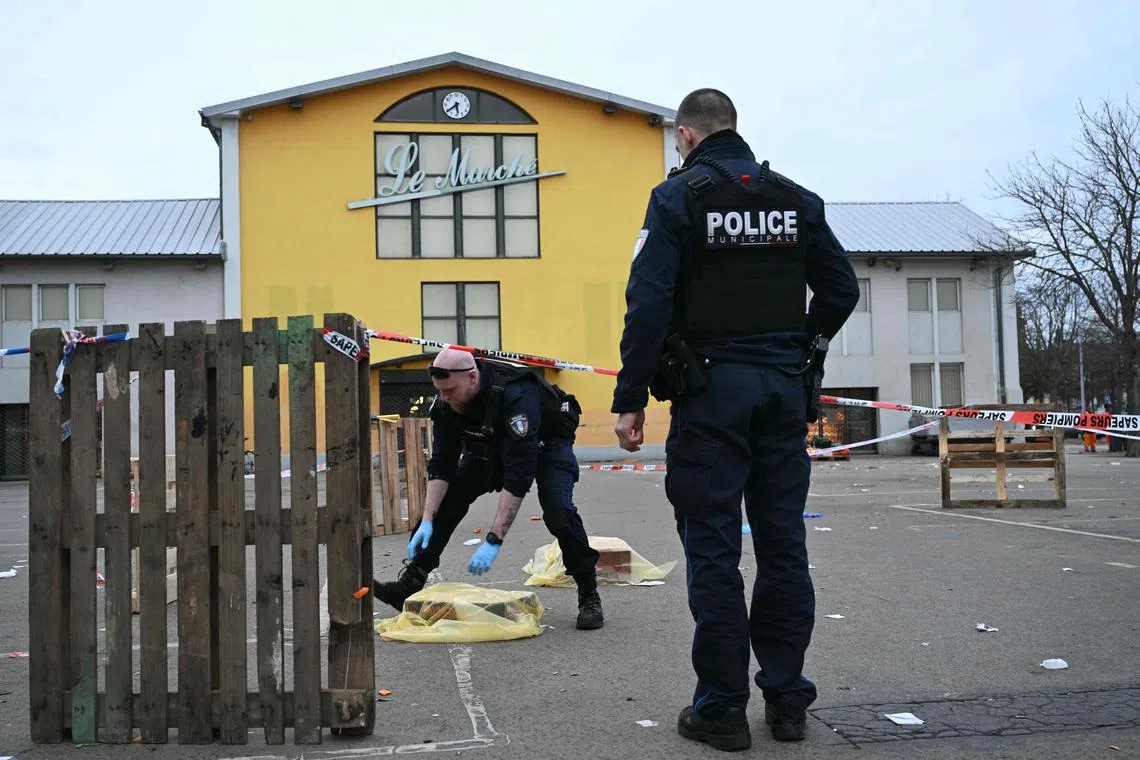 பிரான்ஸ் பயங்கரவாதத் தாக்குலில் ஒருவர் உயிரிழப்பு, மூவர் காயம்