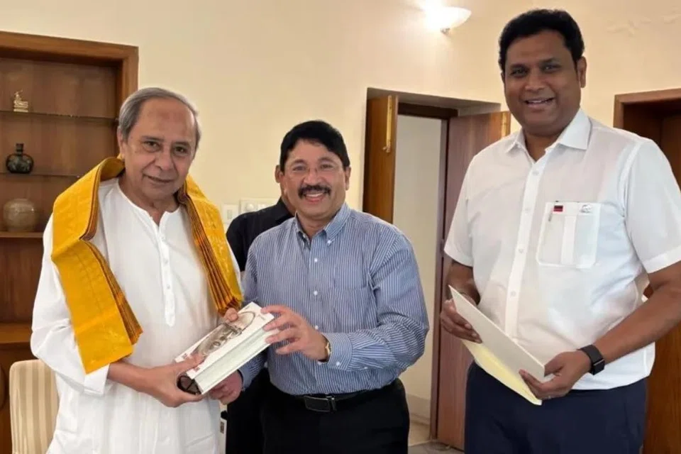 தொழில்துறை அமைச்சர் டிஆர்பி ராஜா, நாடாளுமன்ற உறுப்பினர் தயாநிதி மாறன் ஆகியோர் ஒடிசா முன்னாள் முதலமைச்சர் நவீன் பட்நாயக்கை சந்தித்து அழைப்பு விடுத்தனர்.