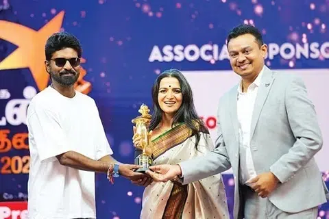 ‘சிறந்த தொகுப்பாள’ருக்கான விருது மாகாபா ஆனந்துக்கு வழங்கப்பட்டது. 