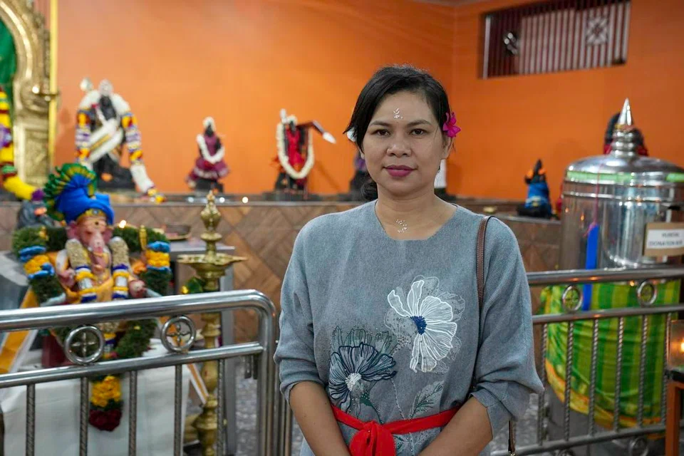 பாலி இந்துக் கோயில் நிலத்தில் இந்த தென்னிந்தியத் தமிழ் ஆலயமும் அமைந்துள்ளதால், இந்தோனீசியர்கள், சீனர்கள் உள்ளிட்டோரும் இரு ஆலயங்களுக்கும் வந்து செல்கின்றனர். இந்துக் கோயிலுக்கு வருவோர் நெற்றியில் அரிசியை இட்டுக்கொள்கிறார்கள்.