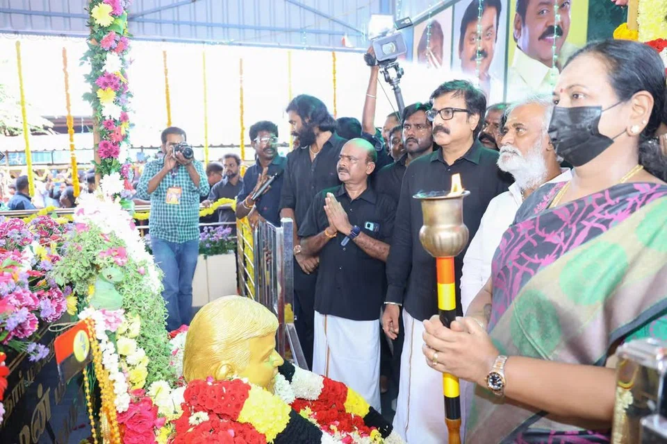 விஜயகாந்தின் நினைவுநாளையொட்டி அவரது நினைவிடத்தில் பிரேமலதா விஜயகாந்த் கண்ணீர் மல்க அஞ்சலி செலுத்தினார்.