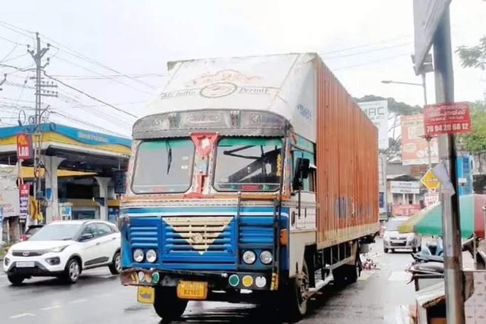 கேரளாவின் எட்டுமனூர் நகரிலுள்ள ஒரு நெடுஞ்சாலையில் நிறுத்தப்பட்டுள்ள லாரி.