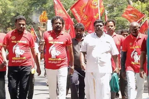 நுங்கம்பாக்கம் பகுதியில் வாக்குச் சேகரிப்பில் ஈடுபட்ட நாம் தமிழர் கட்சி வேட்பாளர் களஞ்சியம்.