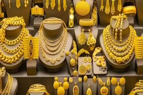 இந்தியக் குடும்பங்கள் தங்கத்தை ஒரு மதிப்புமிக்க சேமிப்பாகப் பார்க்கின்றன.