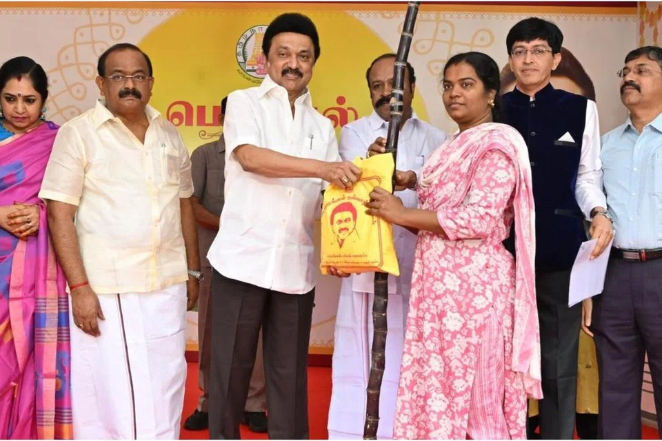 பொங்கல் தொகுப்புடன் இலவச, வேட்டி சேலையைப் பயனாளிகளுக்கு வழங்கினார் முதல்வர் ஸ்டாலின்.