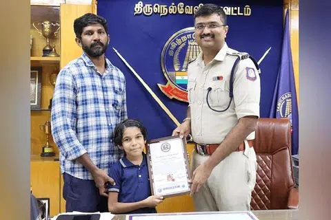 சிறுமி தௌலத் இஸ்ராவின் உலகளாவிய சாதனையையும் தமிழ் மொழி மீதான அலாதி பற்றினையும் அறிந்த திருநெல்வேலி மாவட்டக் காவல்துறை கண்காணிப்பாளர் (எஸ்.பி.) பிரசன்னகுமார், அந்த மாணவியைத் தனது அலுவலகத்திற்கு நேரில் வரவழைத்துப் பாராட்டினார்.