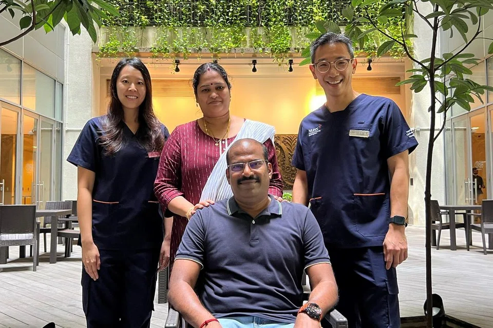 மருத்துவர்கள் இருவர் மற்றும் மனைவி அறிவுநிலாவுடன் இருக்கும் திரு காத்தவராயன் தினகரன் (அமர்ந்திருப்பவர்)