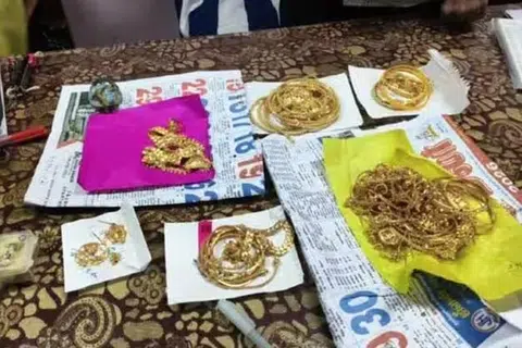 விருதுநகரில் செவ்வாய்க்கிழமை (மார்ச் 17) நடத்தப்பட்ட வாகனச் சோதனையின்போது 15 கோடி ரூபாய் மதிப்பிலான தங்கம், வெள்ளி உள்ளிட்ட பொருள்கள் பறிமுதல் செய்யப்பட்டன.